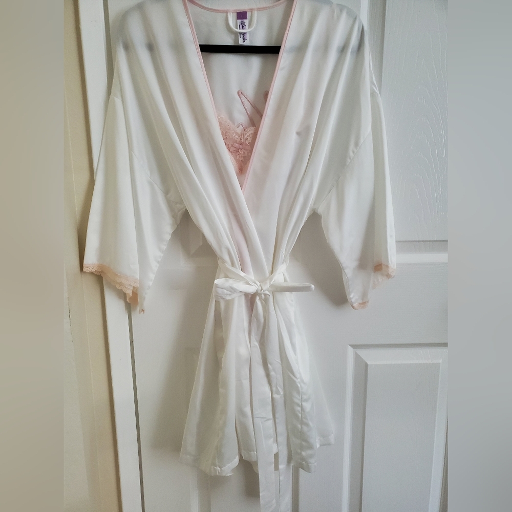 "Mrs." Bride Robe Set - Picture 3 of 16
